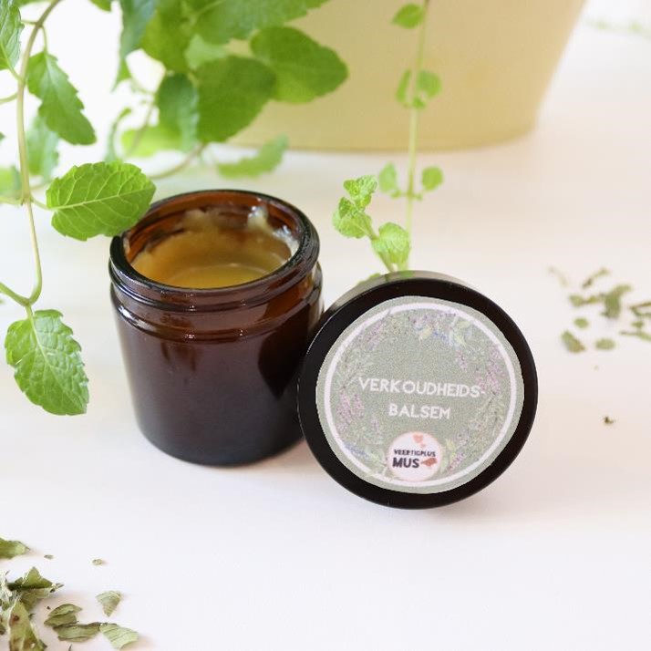 Recept zelf verkoudheidsbalsem maken met eucalyptus, pepermunt en rozemarijn